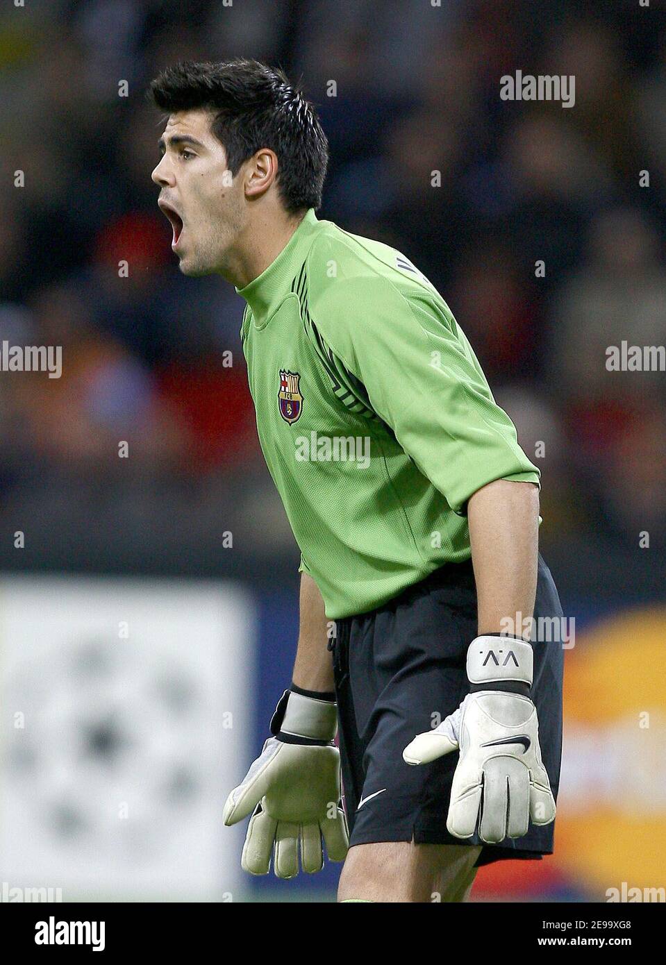 Barcelona's goalkeeper Victor Valdes during the UEFA Champions League Semi-Final First Leg, AC Milan vs Barcelona in Milan, Italy, on April 18, 2006. Barcelona won 1-0. Photo by Christian Liewig/ABACAPRESS.COM Stock Photo
