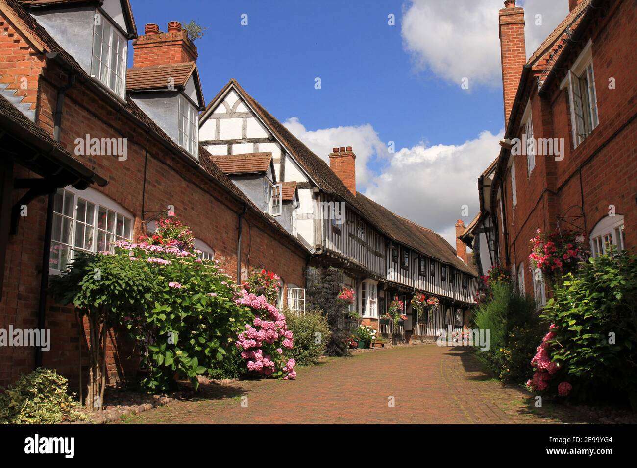 Half Timbered Black & White & brick Houses in Shakespeare's Country ...
