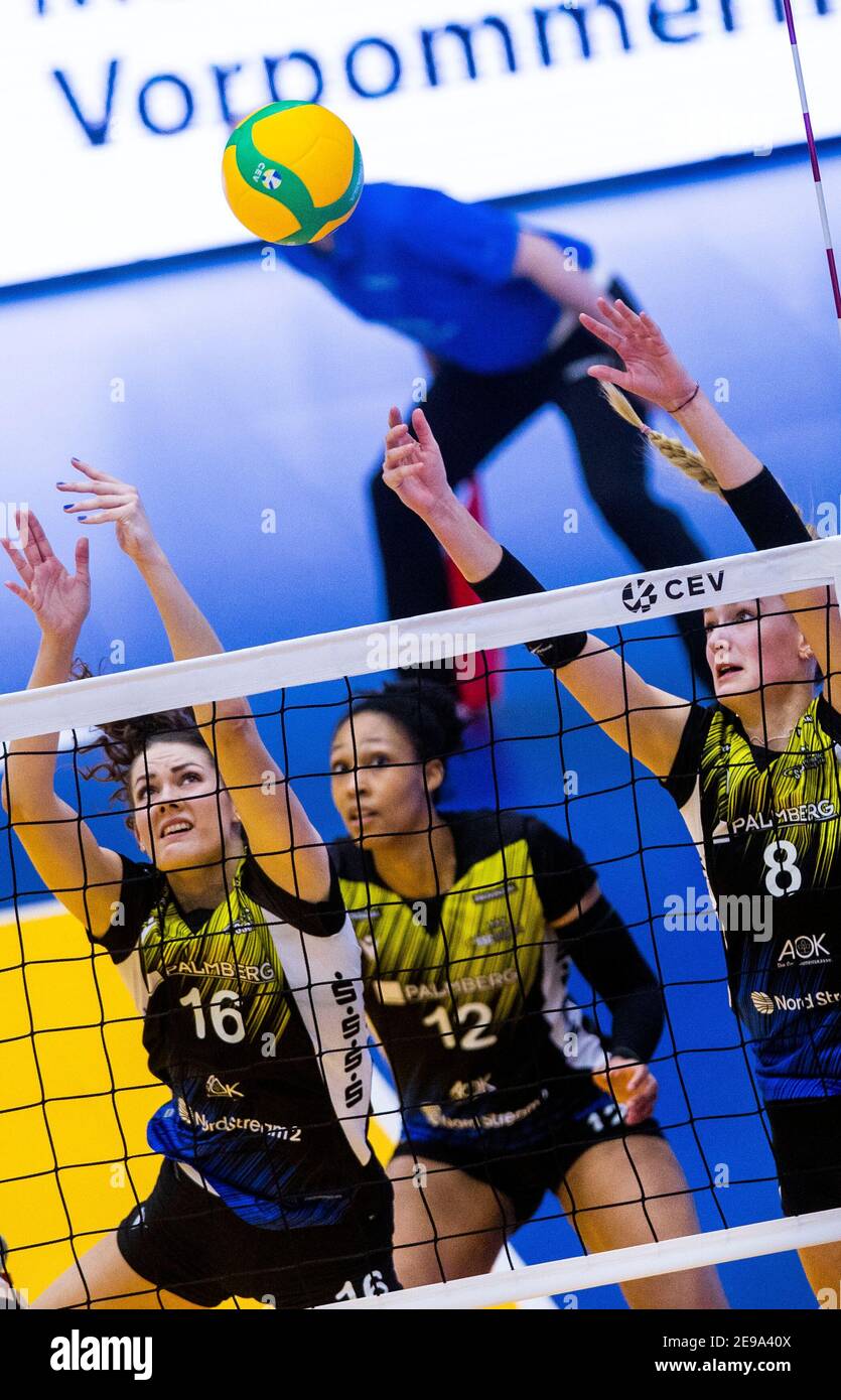 Schwerin, Germany. 03rd Feb, 2021. Volleyball, Women: Champions League, SSC Palmberg Schwerin - SDB Scandicci, 4th round, Group A, matchday 6: Marie Schölzel (l), Lauren Barfield (m) and Lina Alsmeier (r) of SSC Palmberg Schwerin pass the ball over the net during the match against SDB Scandicci (Italy). Credit: Jens Büttner/dpa-Zentralbild/dpa/Alamy Live News Stock Photo