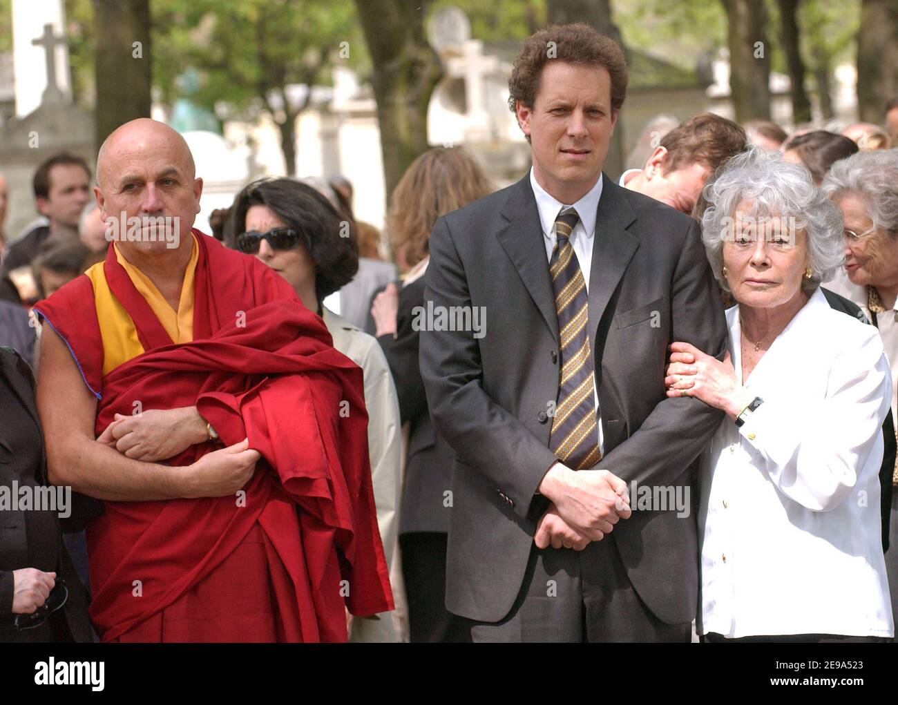 Matthieu Ricard and Claude Sarraute's family during the funeral of Jean-Francois  Revel at Montparnasse Cemetery in Paris on May 5, 2006. Photo by Bruno  Klein/ABACAPRESS.COM Stock Photo - Alamy