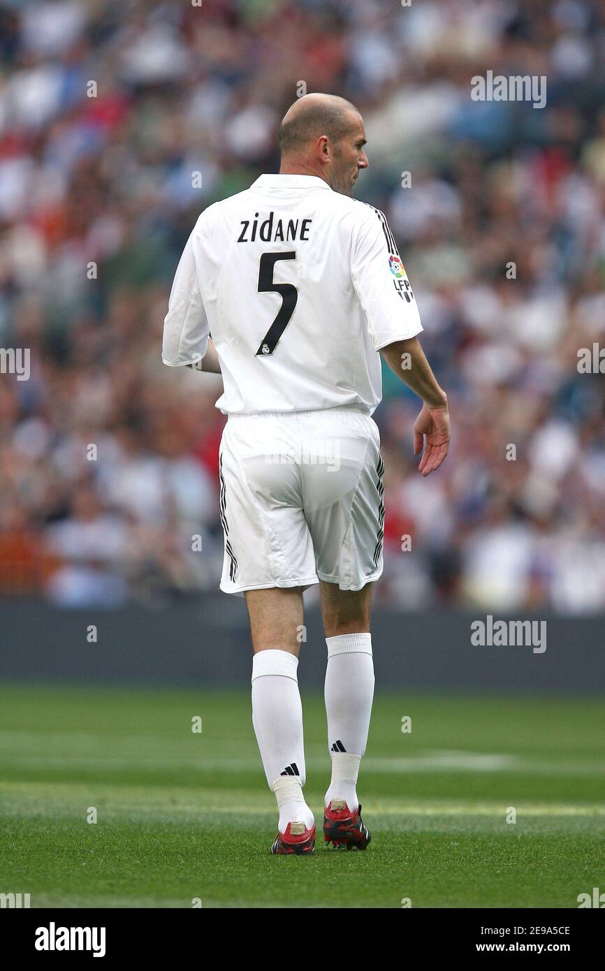 Real Madrid's Zinedine Zidane during the Spanish first division soccer  match, Real Madrid vs Villarreal at Real Madrid's Santiago Bernabeu stadium  in Madrid, Spain on May 7, 2006. This is Zidane's last