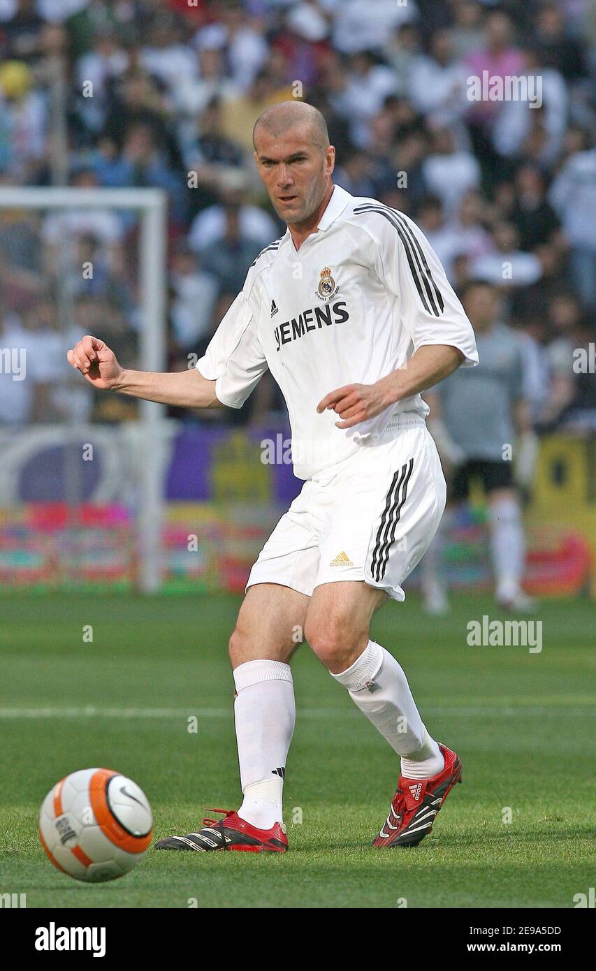 Real Madrid's Zinedine Zidane during the Spanish first division soccer  match, Real Madrid vs Villarreal at Real Madrid's Santiago Bernabeu stadium  in Madrid, Spain on May 7, 2006. This is Zidane's last