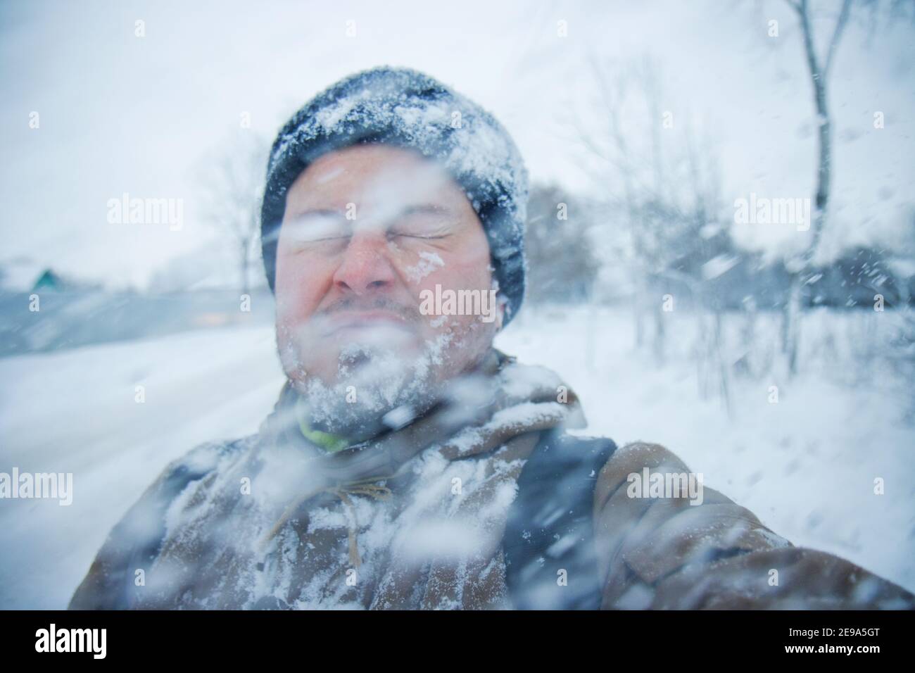 Man takes selfie in snow hi-res stock photography and images - Alamy