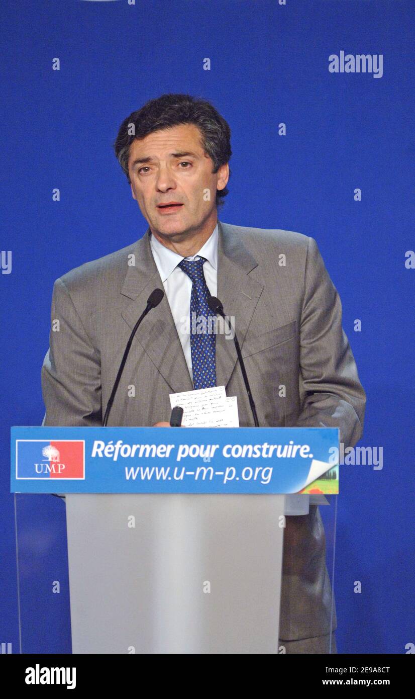 Patrick Devedjian delivers his speech during a meeting of the ruling right-wing party in Paris, France, on May 13, 2006. Photo by Christophe Guibbaud/ABACAPRESS.COM Stock Photo