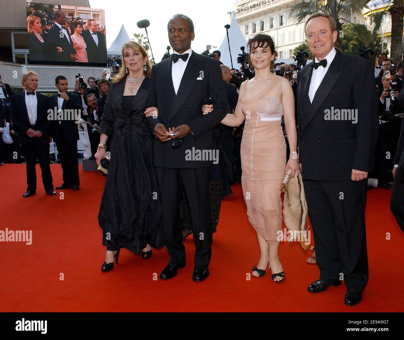 U.S. actor Sidney Poitier (2nd left), flanked by his wife Joanna Shimkus (L) and French actress Juliette Binoche, with French Culture Minister Renaud Donnedieu de Vabres arrive for the screening of US director Ron Howard's film 'The Da Vinci Code', opening the 59th International Cannes Film Festival, in Cannes, Southern France, on May 17, 2006. Photo by Hahn-Nebinger-Orban/ABACAPRESS.COM Stock Photo