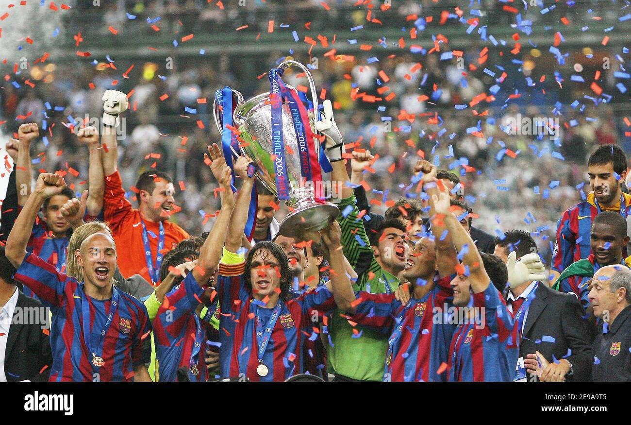 Barcelona's team celebration after winning the UEFA Championsleague finale,  Arsenal vs FC Barcelona, in Saint Denis, near Paris, on May 17, 2006.  Barcelona won 2-1. Photo Christian Liewig/ABACAPRESS.COM Stock Photo - Alamy