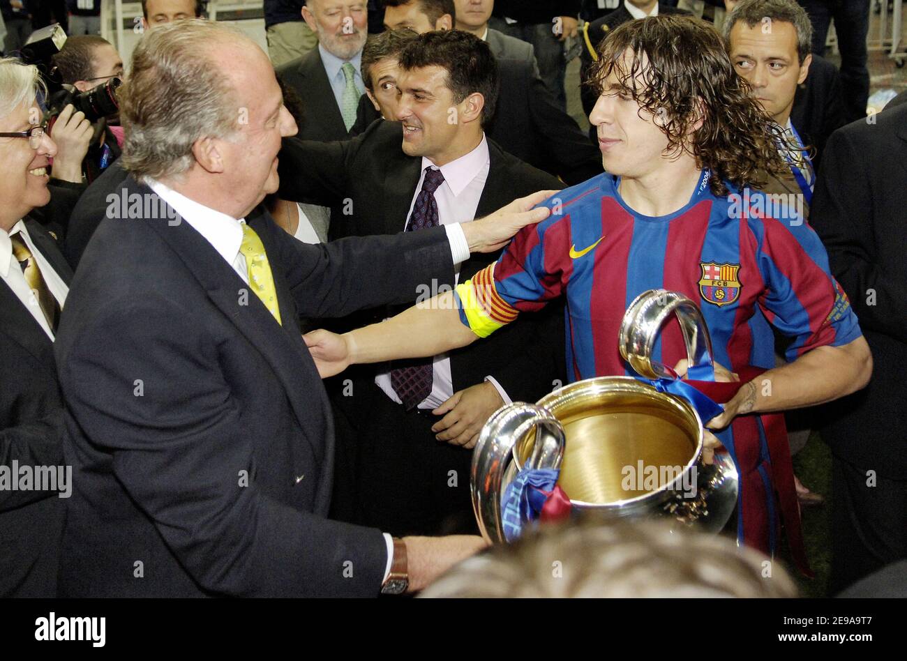 Barcelona's Carles Puyol congratulated by the King of Spain Juan Carlos during the Champions League final, Barcelona vs Arsenal, at the Stade de France, in Saint Denis, near Paris, France, on May 17, 2006. Barcelona won 2-1. Photo by Nicolas Gouhier/CAMELEON/ABACAPRESS.COM Stock Photo