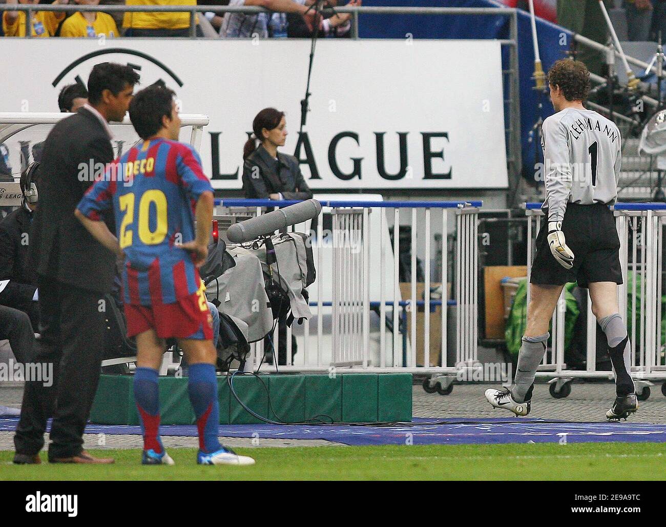 Arsenal's goalkeeper Jens Lehmann leaves the field dejected after his red card during the Champions League final, Barcelona vs Arsenal, at the Stade de France, in Saint Denis, near Paris, France, on May 17, 2006. Barcelona won 2-1. Photo by Christian Liewig/CAMELEON/ABACAPRESS.COM Stock Photo
