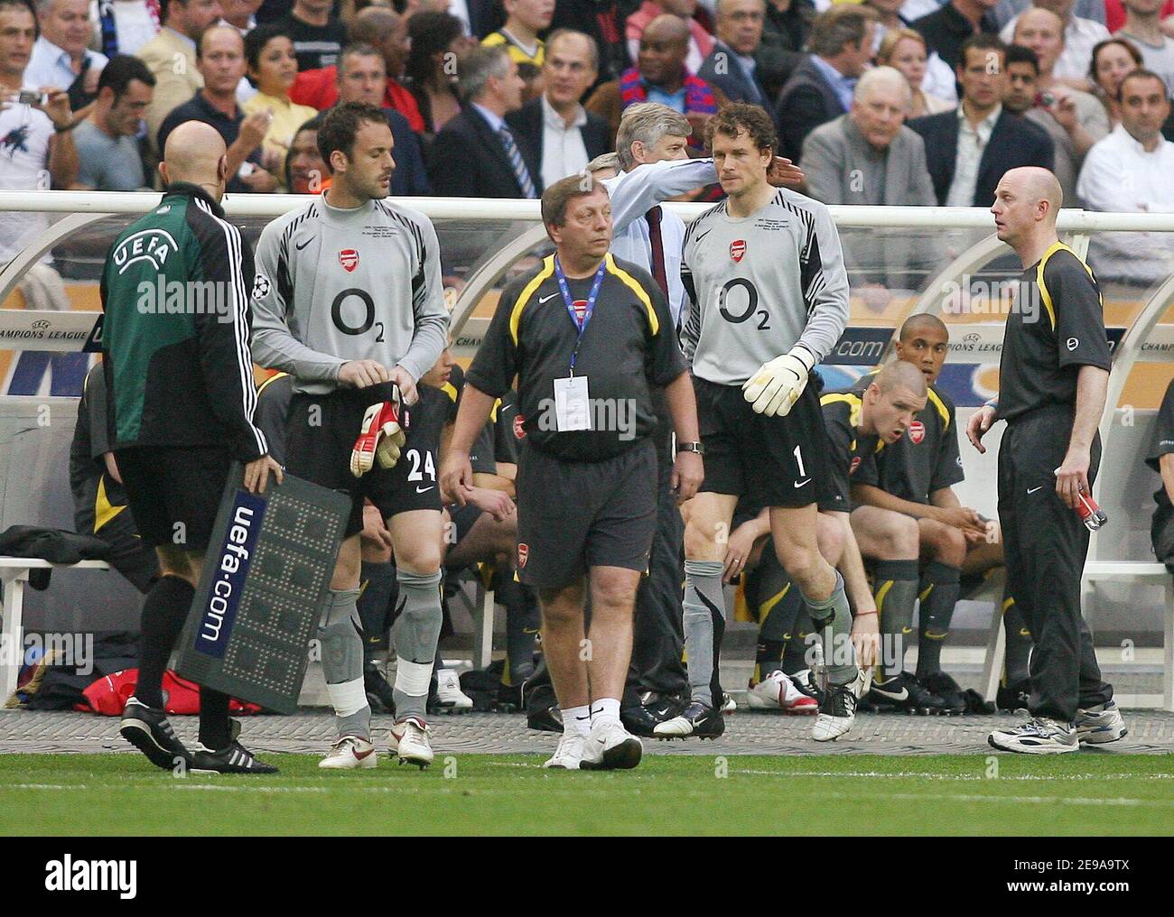 Arsenal's goalkeeper Jens Lehmann leaves the field dejected after his red card during the Champions League final, Barcelona vs Arsenal, at the Stade de France, in Saint Denis, near Paris, France, on May 17, 2006. Barcelona won 2-1. Photo by Christian Liewig/CAMELEON/ABACAPRESS.COM Stock Photo