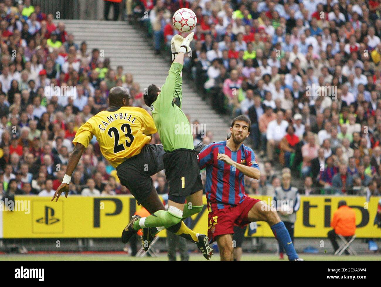 Arsenal's Sol Campbell scoring during the Champions League final, Barcelona vs Arsenal, at the Stade de France, in Saint Denis, near Paris, France, on May 17, 2006. Barcelona won 2-1. Photo by Christian Liewig/CAMELEON/ABACAPRESS.COM Stock Photo