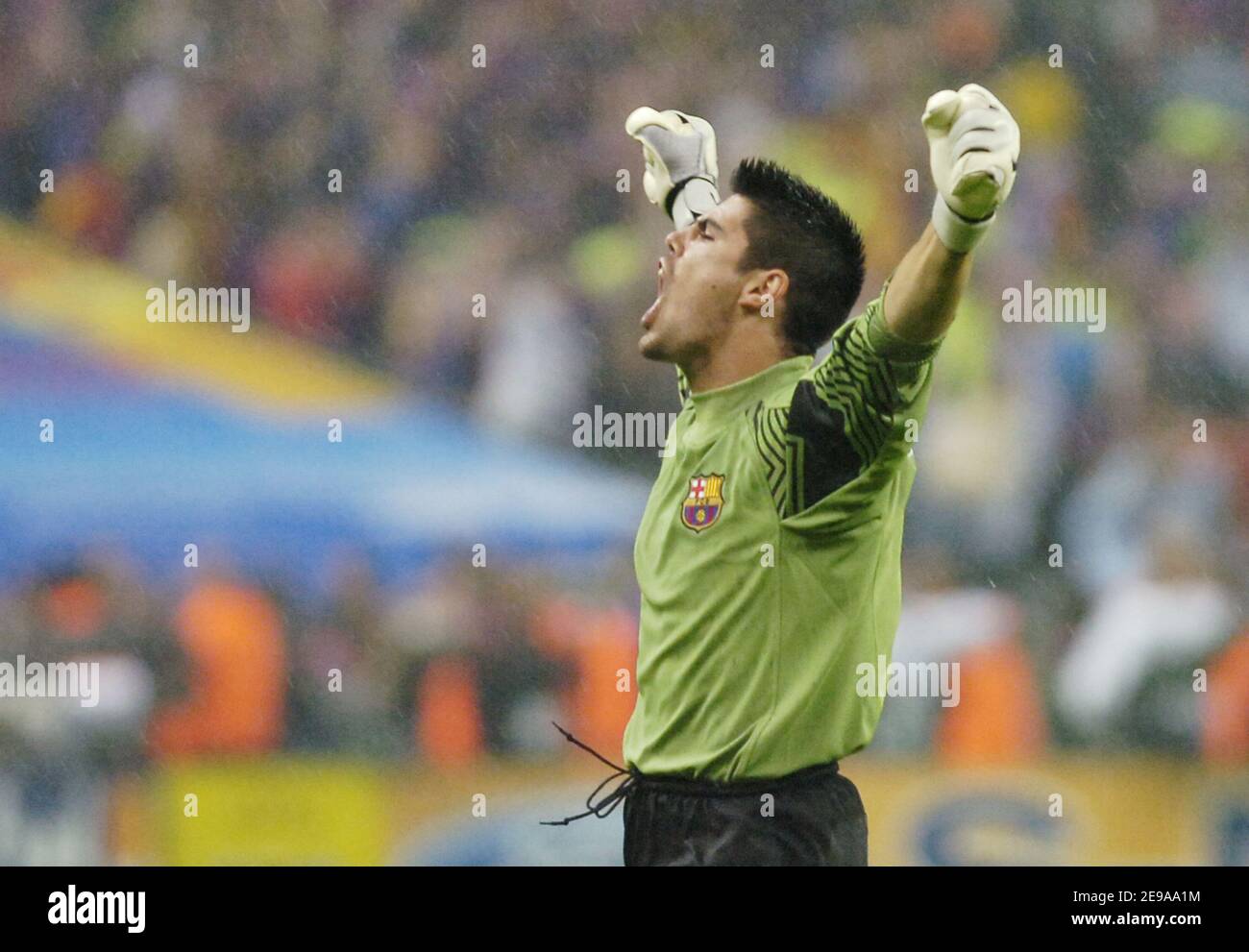 Barcelona's Victor Valdes celebrates the victory during the Champions League final, Barcelona vs Arsenal, at the Stade de France, in Saint Denis, near Paris, France, on May 17, 2006. Barcelona won 2-1. Photo by Nicolas Gouhier/CAMELEON/ABACAPRESS.COM Stock Photo