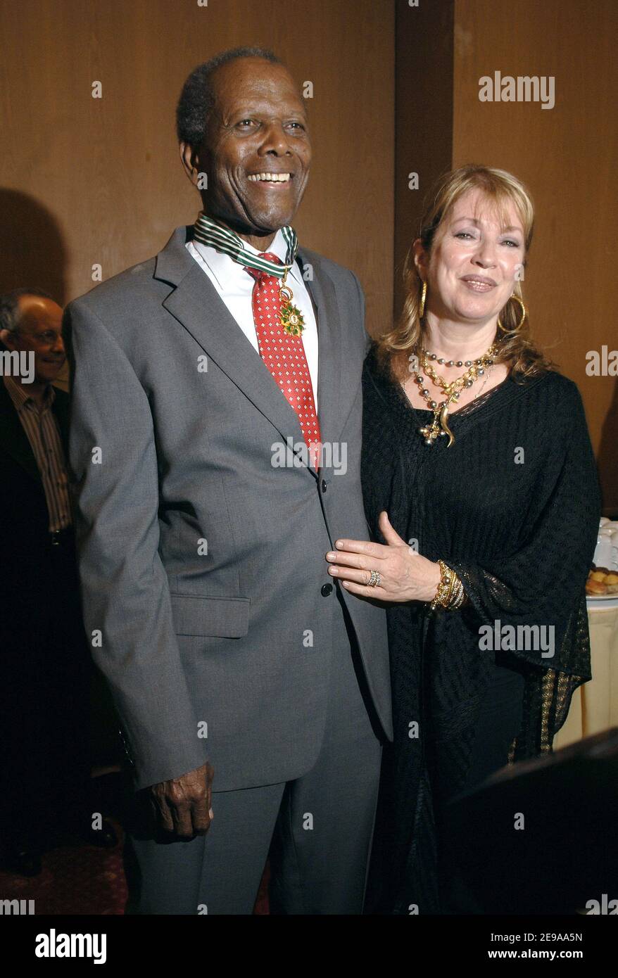 US actor Sidney Poitier poses with his wife Joanan Shimkus after being awarded Commander of the Order of Arts and Letters by France's Culture Minister Renaud Donnedieu de Vabres during a ceremony at the Majestic Hotel in Cannes, Southern France, on May 18, 2006, at the 59th edition of the International Cannes Film Festival in Cannes. Poitier officially opened the Festival 17 May. Photo by Giancarlo Gorassini/ABACAPRESS.COM Stock Photo
