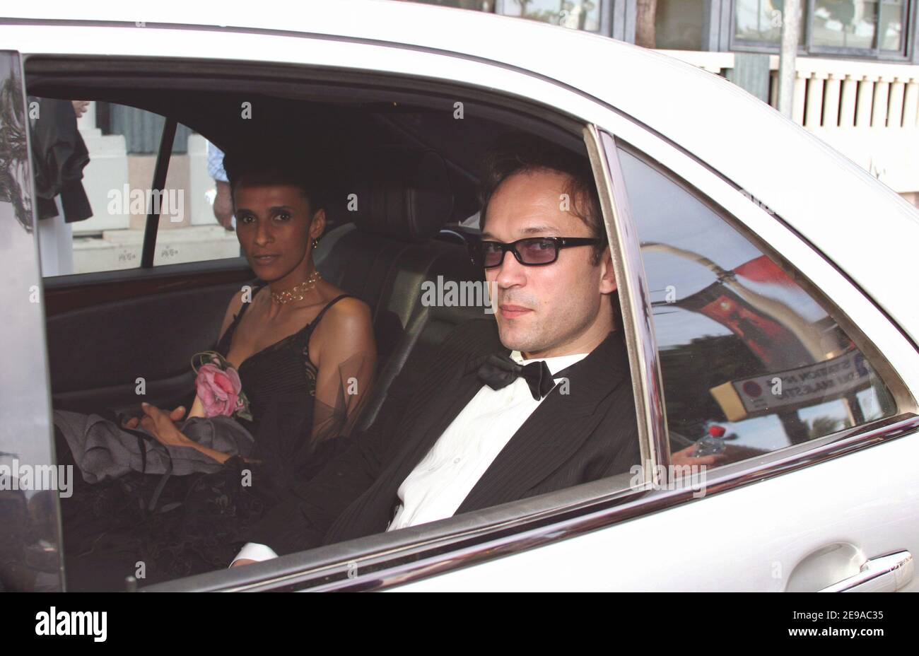 Swiss Actor Vincent Perez and wife arrive at the Palais des Festivals for the screening of the movie 'Selon Charlie' directed by Nicole Garcia in competition for the 59th Film Festival of Cannes on May 19, 2006. Photo by Benoit Pinguet/ABACAPRESS.COM Stock Photo