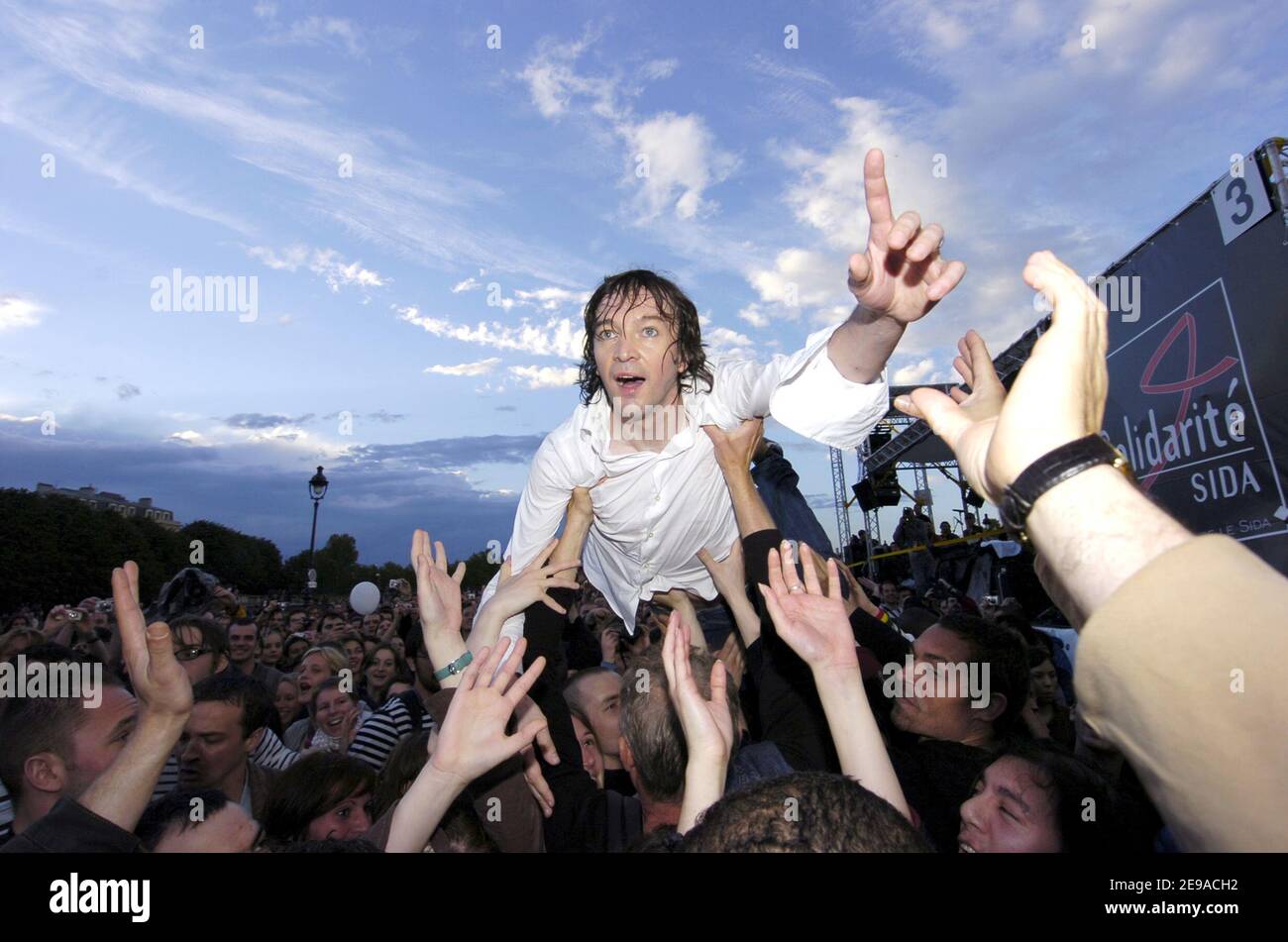French singer Cali performs live during the 'Parade Solidarite Sida', in Paris, France, on May 21, 2006. Photo by Nicolas Gouhier/ABACAPRESS.COM Stock Photo