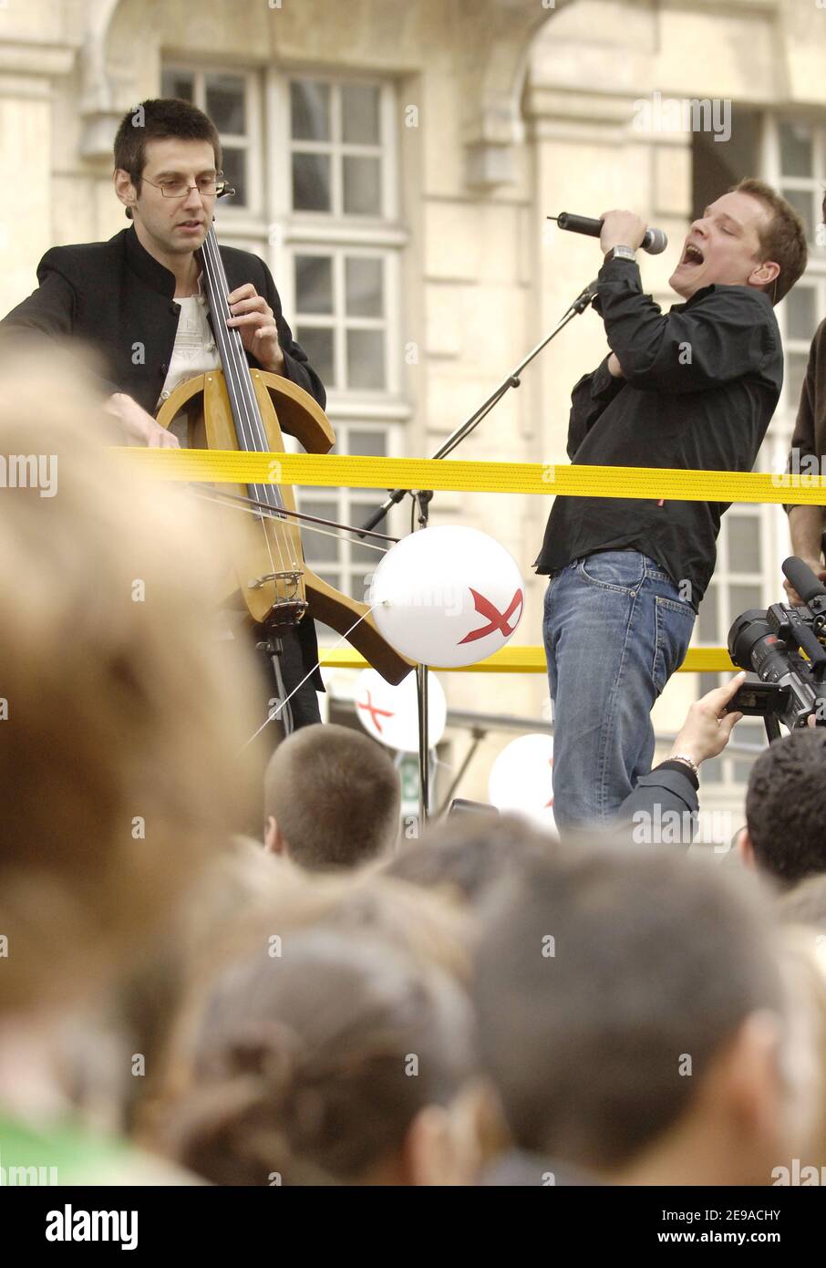 French singer Benabar performs live during the 'Parade Solidarite Sida', in Paris, France, on May 21, 2006. Photo by Nicolas Gouhier/ABACAPRESS.COM Stock Photo