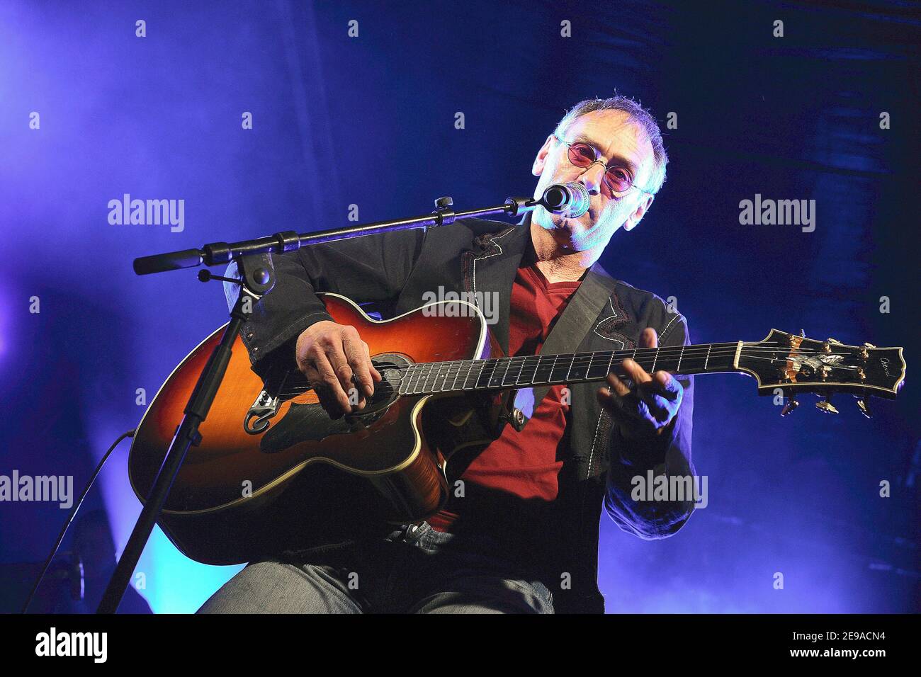Singer and guitarist Michael Jones performs the live concert 'Around the guitar' held at the 'Hotel de Ville' in Paris, France, on May 20, 2006. 'U.E.J.F', 'Ni Putes Ni Soumises', 'SOS-RACISME', 'Coordination des Berberes de France', 'Amities Judeo-Chretiennes', 'Amitie Judeo-Noire' associations want to organize each year a 'Spring for Human Rights' in France. Photo by Edouard Bernaux/ABACAPRESS.COM Stock Photo