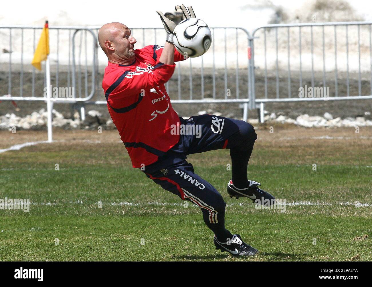 Goalkeeper fabien barthez hi-res stock photography and images - Alamy