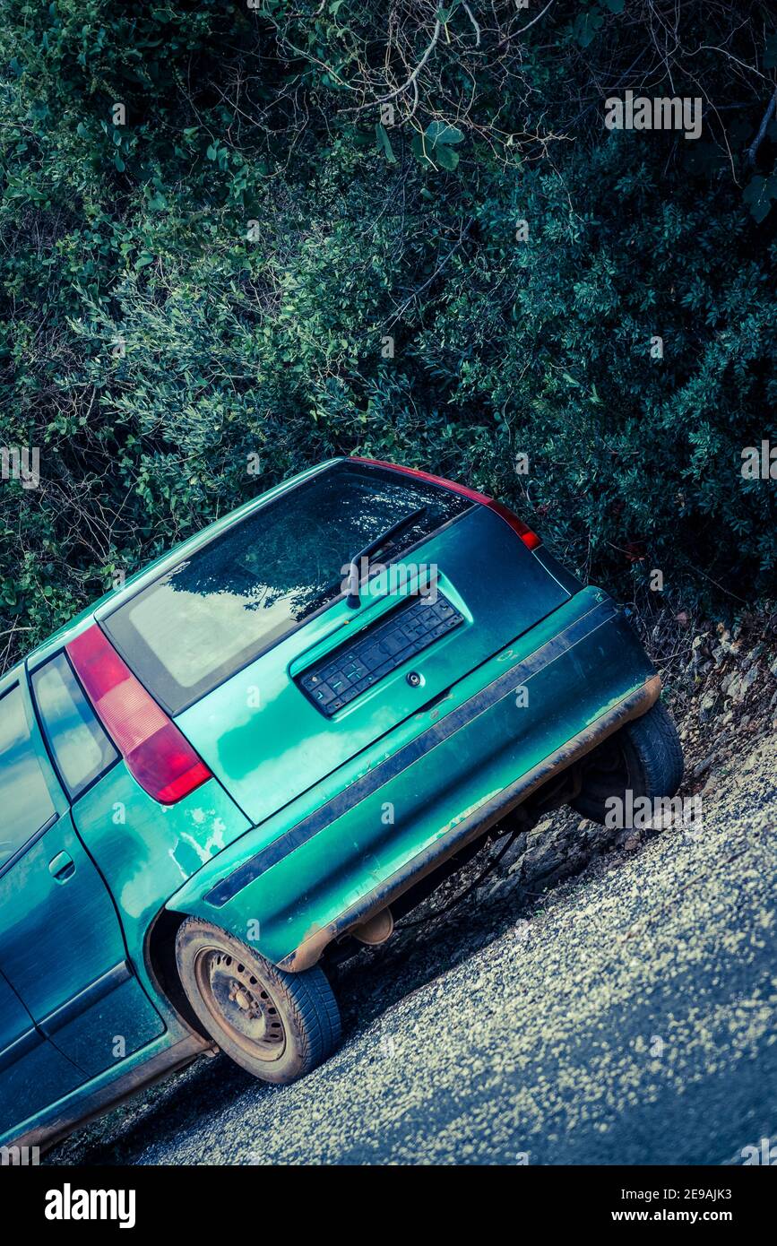 Abandoned car on roadside hi-res stock photography and images - Alamy