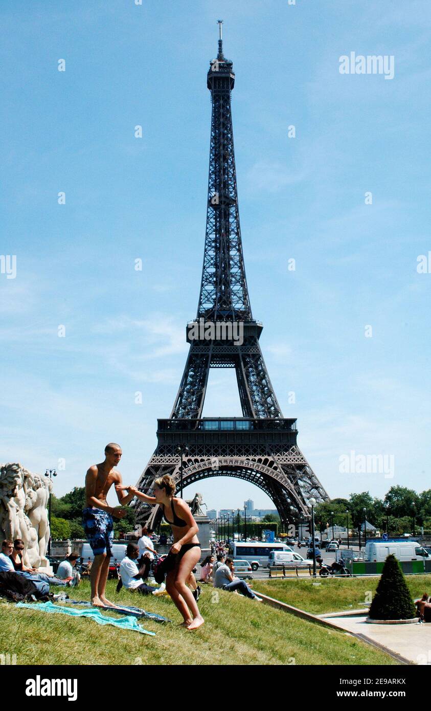 Parisian people bathing in a fountain in front of Eiffel tower in Paris ...
