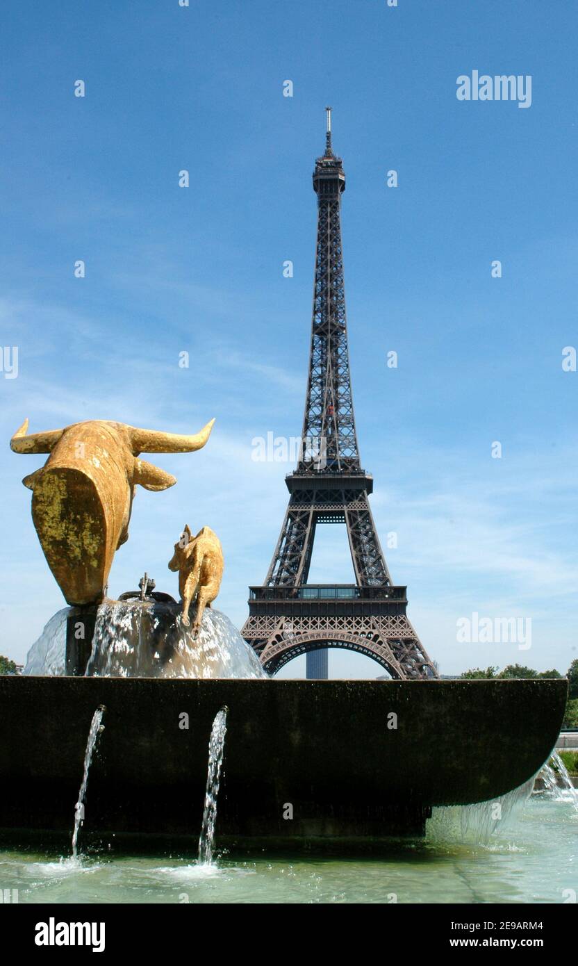 Parisian people bathing in a fountain in front of Eiffel tower in Paris ...