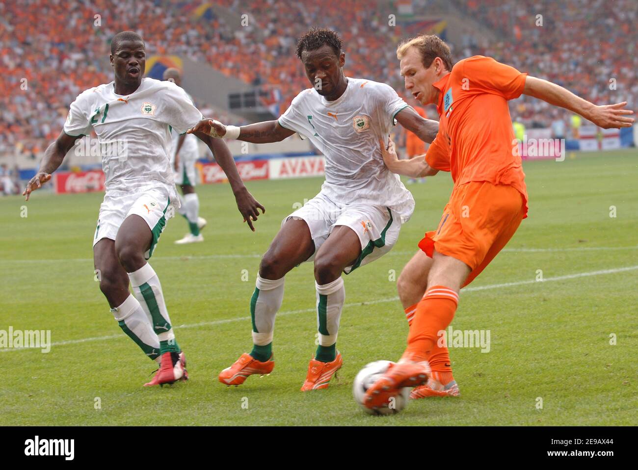 Netherlands' Arjen Ooijer and Ivory Coast's Emmanuel Eboue and Didier Zokora in action during the World Cup 2006, Netherlands vs Ivory Coast at the Gootlieb Daimler Stadion in Stuttgart, Germany on 16, 2006. Netherlands won 2-1. Photo by Gouhier-Hahn-Orban/Cameleon/ABACAPRESS.COM Stock Photo