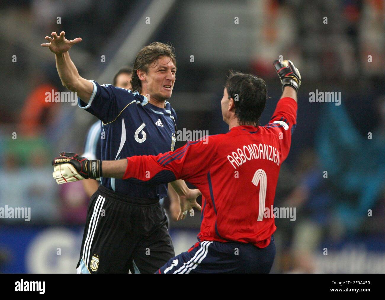 Argentina's Roberto Abbondanzieri and Gabriel Heinze celebrate the victory during the World Cup 2006, Group C Argentina vs Serbia Montenegro, in Gelsenkirchen, Germany, on June 16, 2006. Argentina won 6-0. Photo by Gouhier-Hahn-Orban/Cameleon/ABACAPRESS.COM Stock Photo