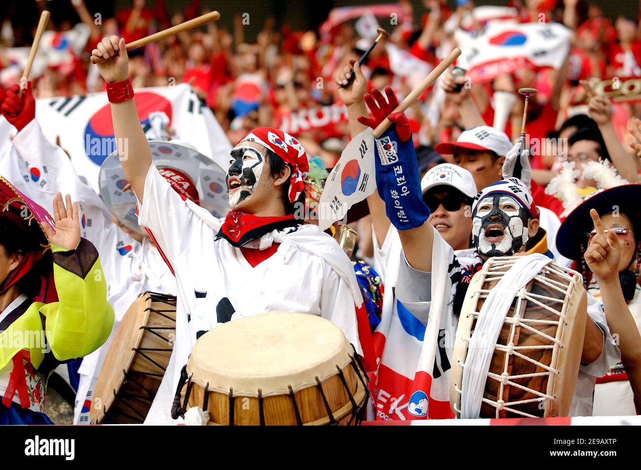 South Korea's fans during the World Cup 2006, Group G, France vs South Korea at the Zentralstadion stadium in Leipzig, Germany on June 18, 2006. The game ended in a draw 1-1. Photo by Gouhier-Hahn-Orban/Cameleon/ABACAPRESS.COM Stock Photo