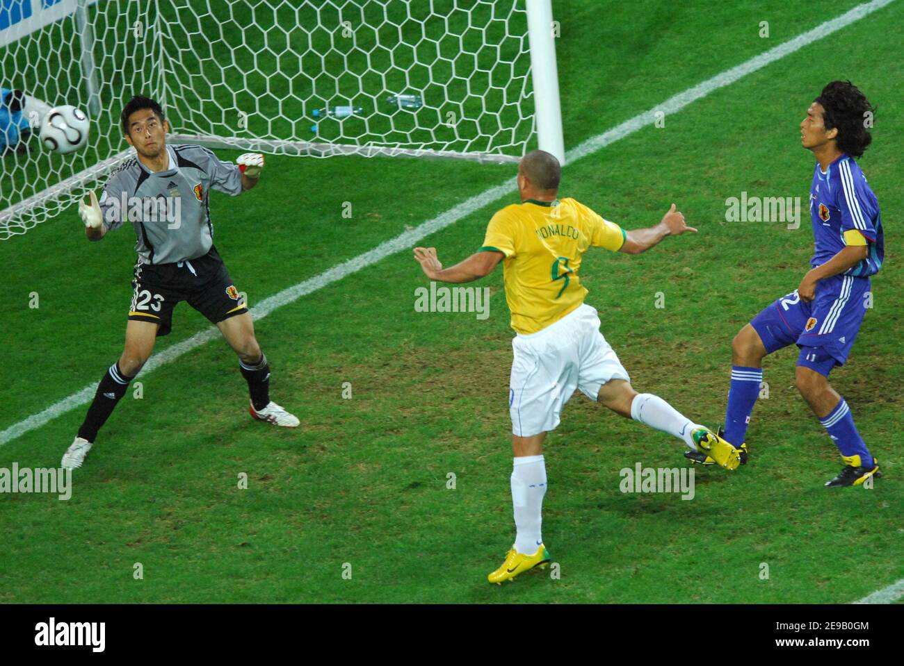 Brazil's Ronaldo scores during the World Cup 2006, Group F, Japan vs Brazil at the Signal Iduna Park stadium in Dortmund, Germany 22, 2006. Brazil won 4-1. Photo by Gouhier-Hahn-Orban/Cameleon/ABACAPRESS.COM Stock Photo