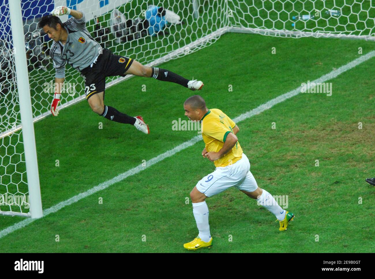 Brazil's Ronaldo scores during the World Cup 2006, Group F, Japan vs Brazil at the Signal Iduna Park stadium in Dortmund, Germany 22, 2006. Brazil won 4-1. Photo by Gouhier-Hahn-Orban/Cameleon/ABACAPRESS.COM Stock Photo