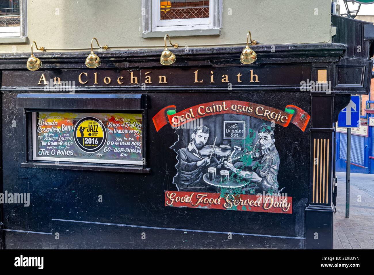 Londonderry, Northern Ireland, UK. 28th April, 2016. Dungloe Bar (An Clochán Liath) in Londonderry, Northern Ireland, UK. Stock Photo
