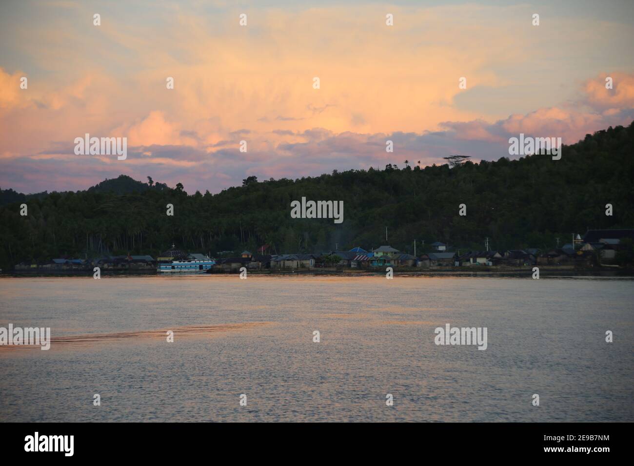 Sonnenaufgang an der Molukken-Insel Lata Lata, Nordmolukken, Halmahera, Indonesien Stock Photo