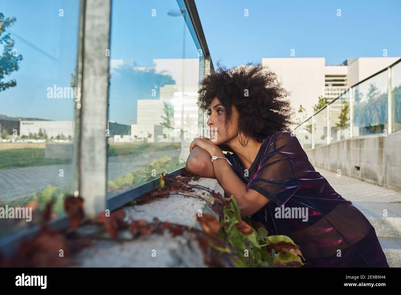 Portrait of a young afro girl in the city Stock Photo - Alamy