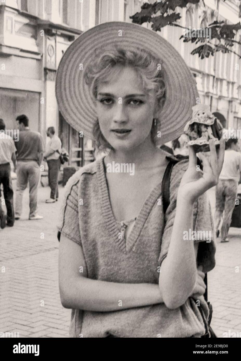 Portrait of a girl in a straw hat selling small dolls. Arbat Street,  80s-90s, Moscow, capital; Russia Stock Photo - Alamy