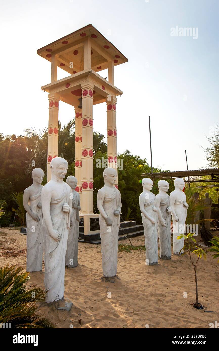 Newly constructed Buddha statues adjacent to the ancient Buddhist temple of Mudu Maha Vihara at Pottuvil on the east coast of Sri Lanka. Stock Photo