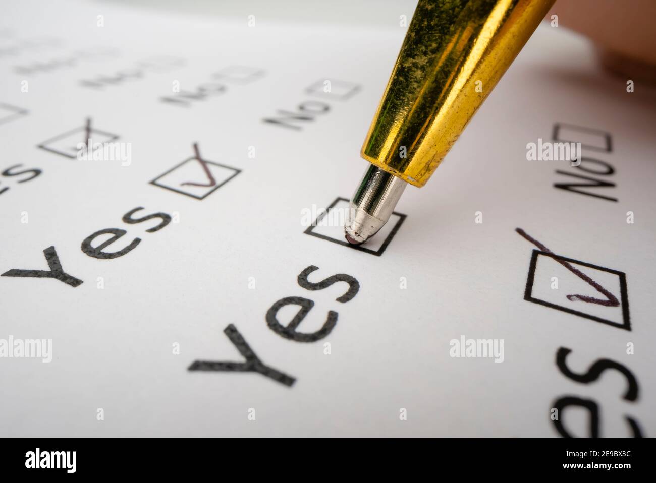 Completing a questionnaire with yes or no questions Stock Photo