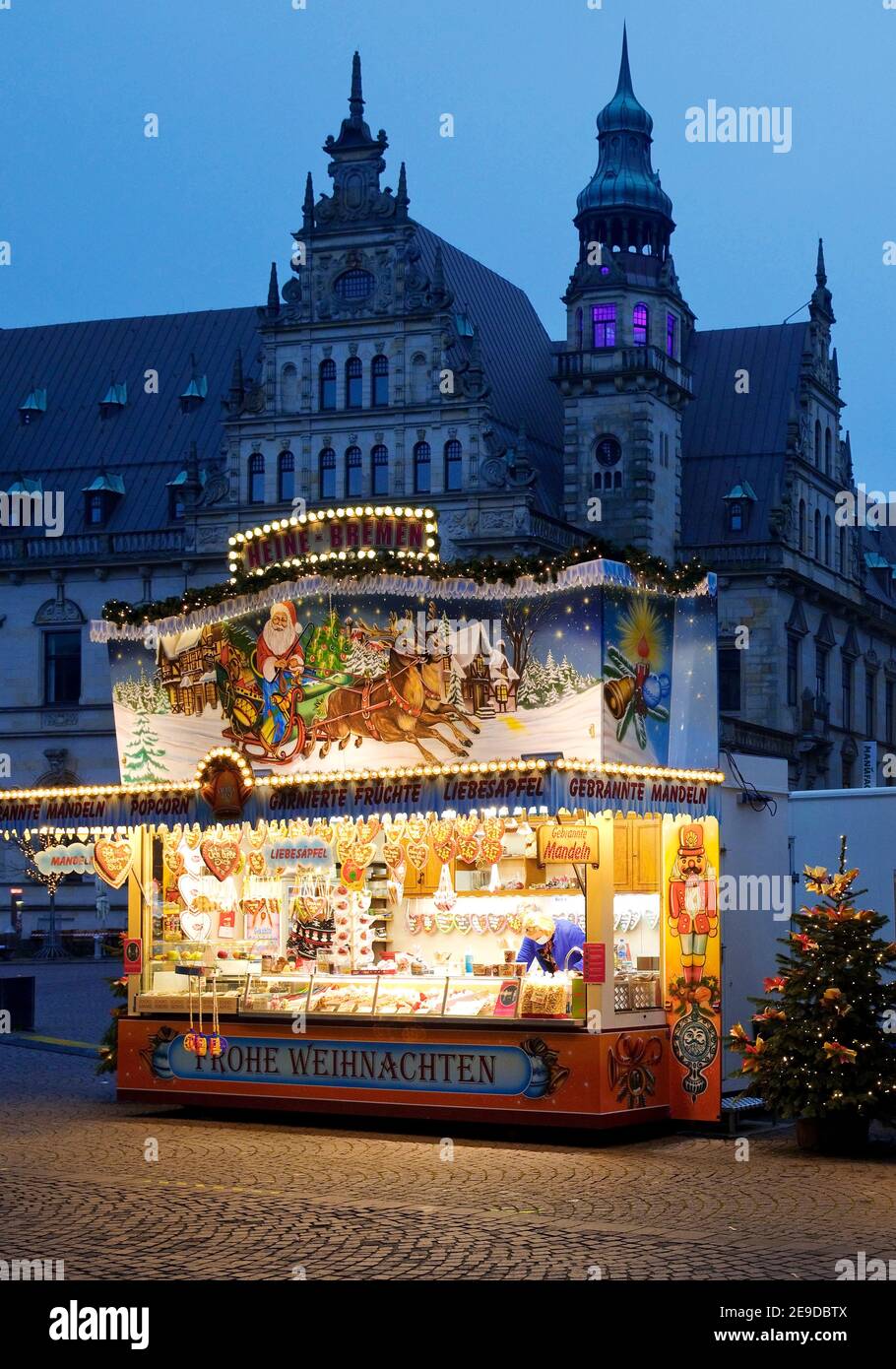 small Christmas market 2020 on the Domshof in Bremen's old town, no visitors during the corona pandemic, Germany, Bremen Stock Photo