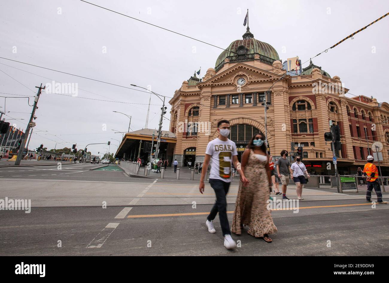Melbourne, Australia. 4th Feb, 2021. People wearing masks walk in front of the Flinders Street Station in Melbourne, Australia, Feb. 4, 2021. Victorian State Premier Daniel Andrews reintroduced the mandatory use of face masks indoors and reduced the number of visitors allowed in private homes as well as postponing a push to get more workers back into offices. Credit: Bai Xuefei/Xinhua/Alamy Live News Stock Photo
