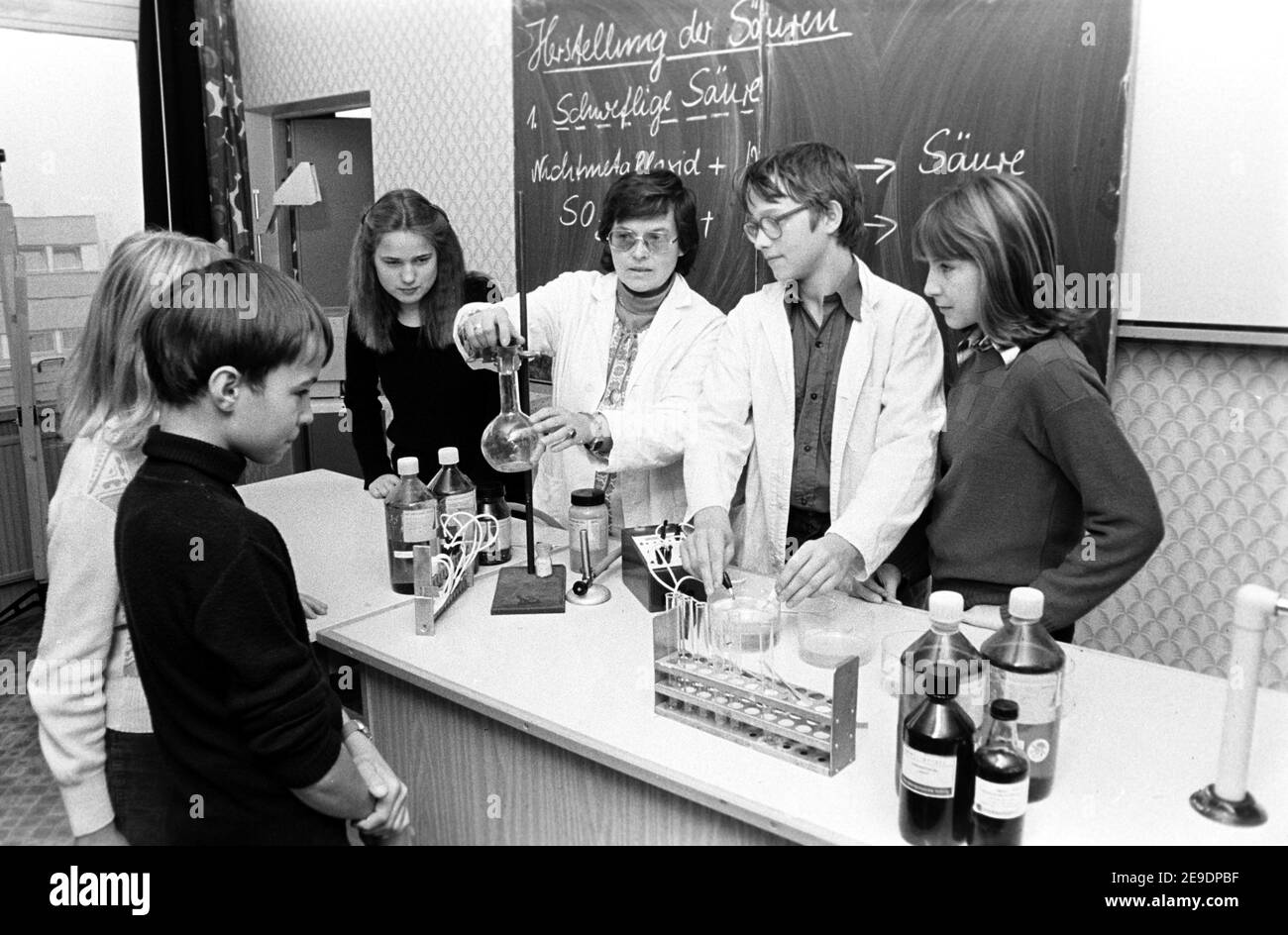 30 November 1984, Saxony, Delitzsch: Both chemistry lessons and the employment of study groups take place in the subject cabinet in the mid-1980s in a secondary school in Delitzsch. Exact date of recording not known. Photo: Volkmar Heinz/dpa-Zentralbild/ZB Stock Photo