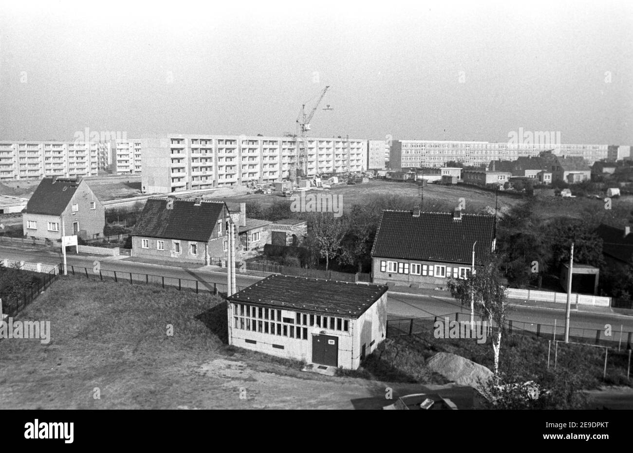 30 November 1982, Saxony, Delitzsch: At the beginning of the 1980s, new blocks of flats were built in prefabricated slab construction in the new development area of Delitzsch Nord on the outskirts of the district town. In the foreground small single-family houses in former village location. Exact date of photograph not known. Photo: Volkmar Heinz/dpa-Zentralbild/ZB Stock Photo