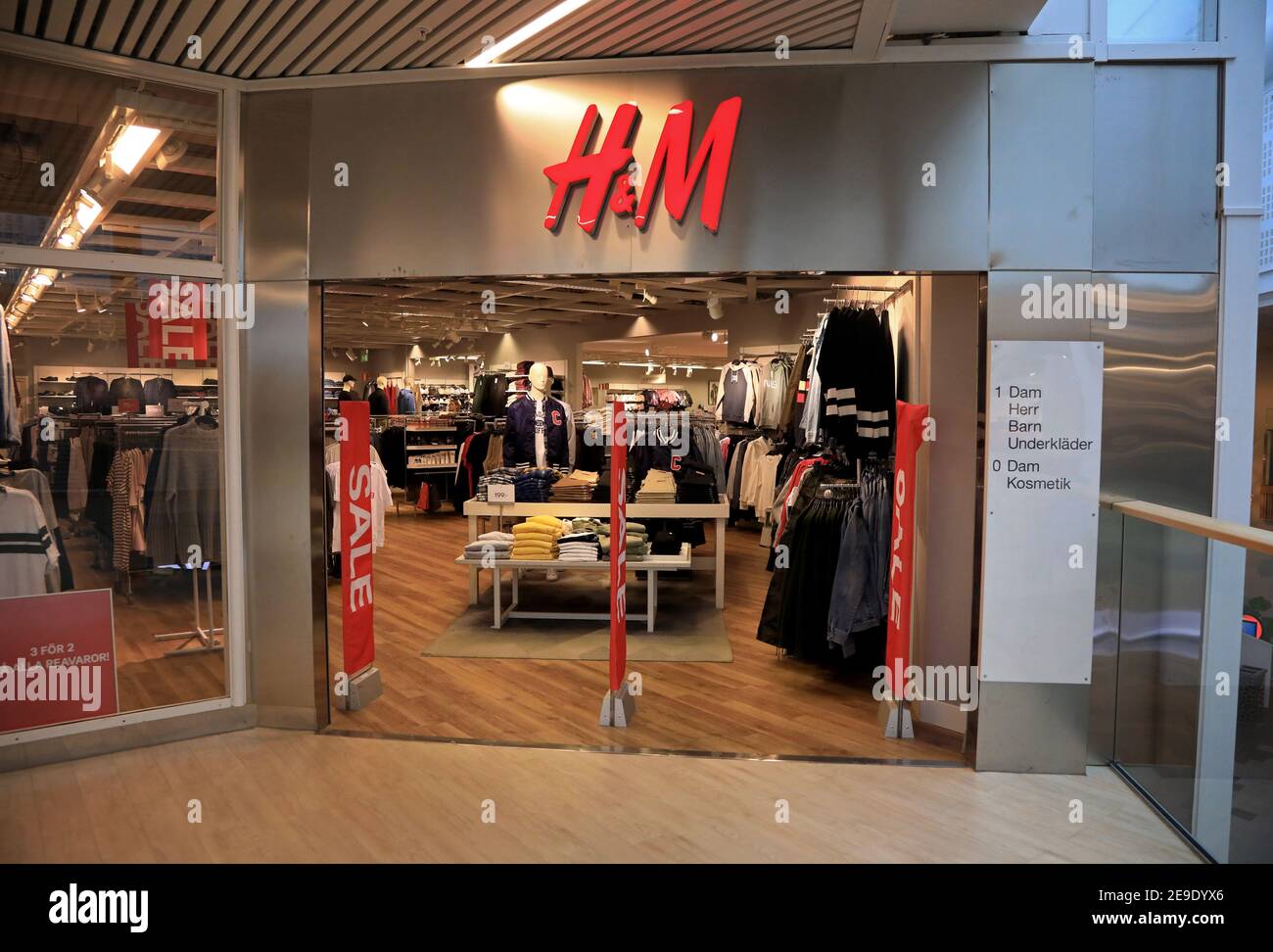 LINKÖPING, SWEDEN- 28 JANUARY 2018:Hennes & Mauritz (H&M) store in a mall.  Mannequins in a shop window Stock Photo - Alamy