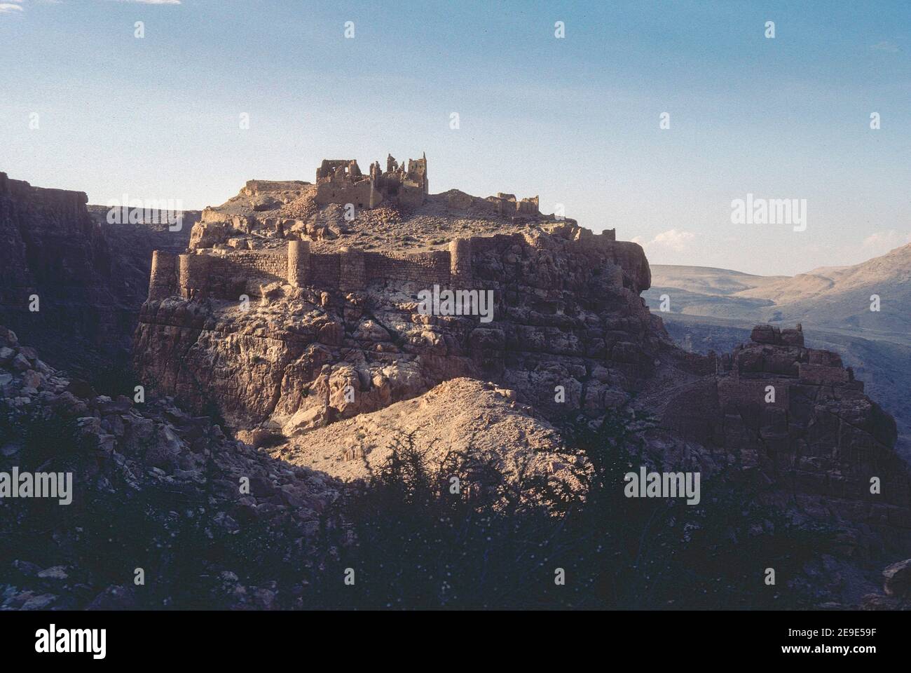 view of citadel of Zafar Dhibin with fortress, palace and funerary mosque, Yemen Stock Photo