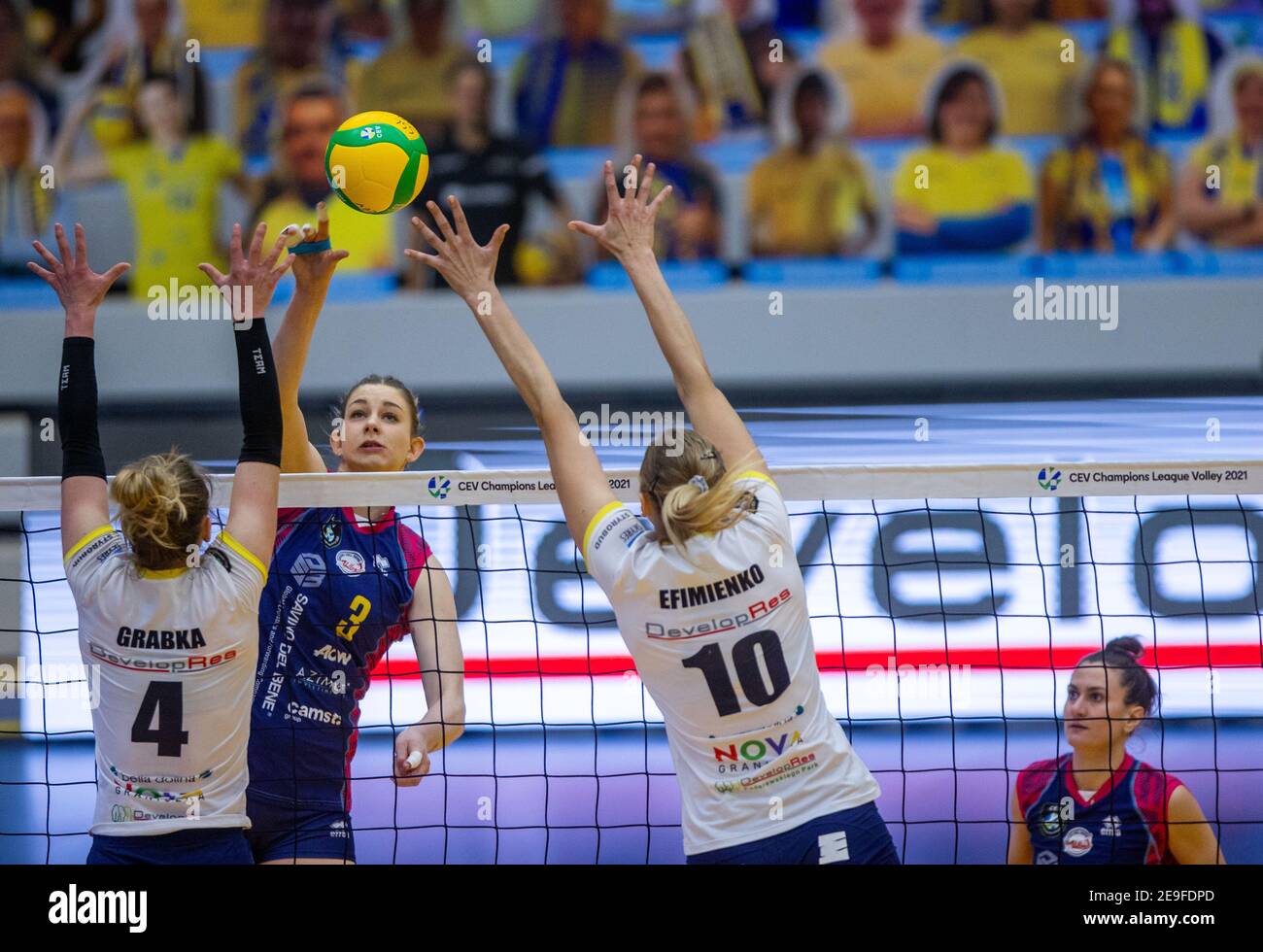 Schwerin, Germany. 04th Feb, 2021. Volleyball, Women: Champions League,  DevelopRes Rzeszów - SDB Scandicci, 4th round, Group A, Matchday 4:  Magdalena Stysiak (M) of SDB Scandicci (Italy) prevails at the net against