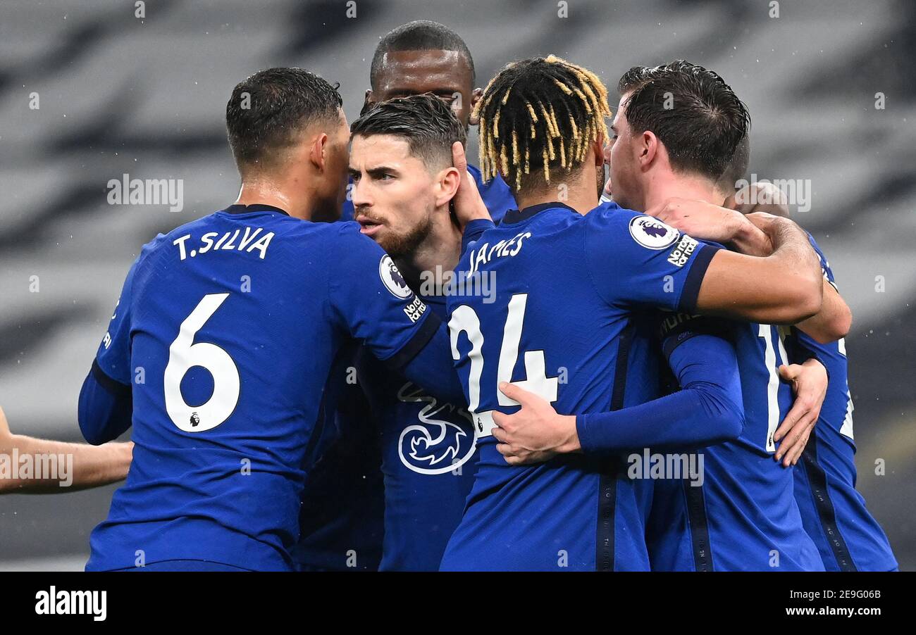Chelsea's Jorginho (centre) celebrates with team-mates after scoring their side's first goal of the game from the penalty spot during the Premier League match at the Tottenham Hotspur Stadium, London. Picture date: Thursday February 4, 2021. Stock Photo