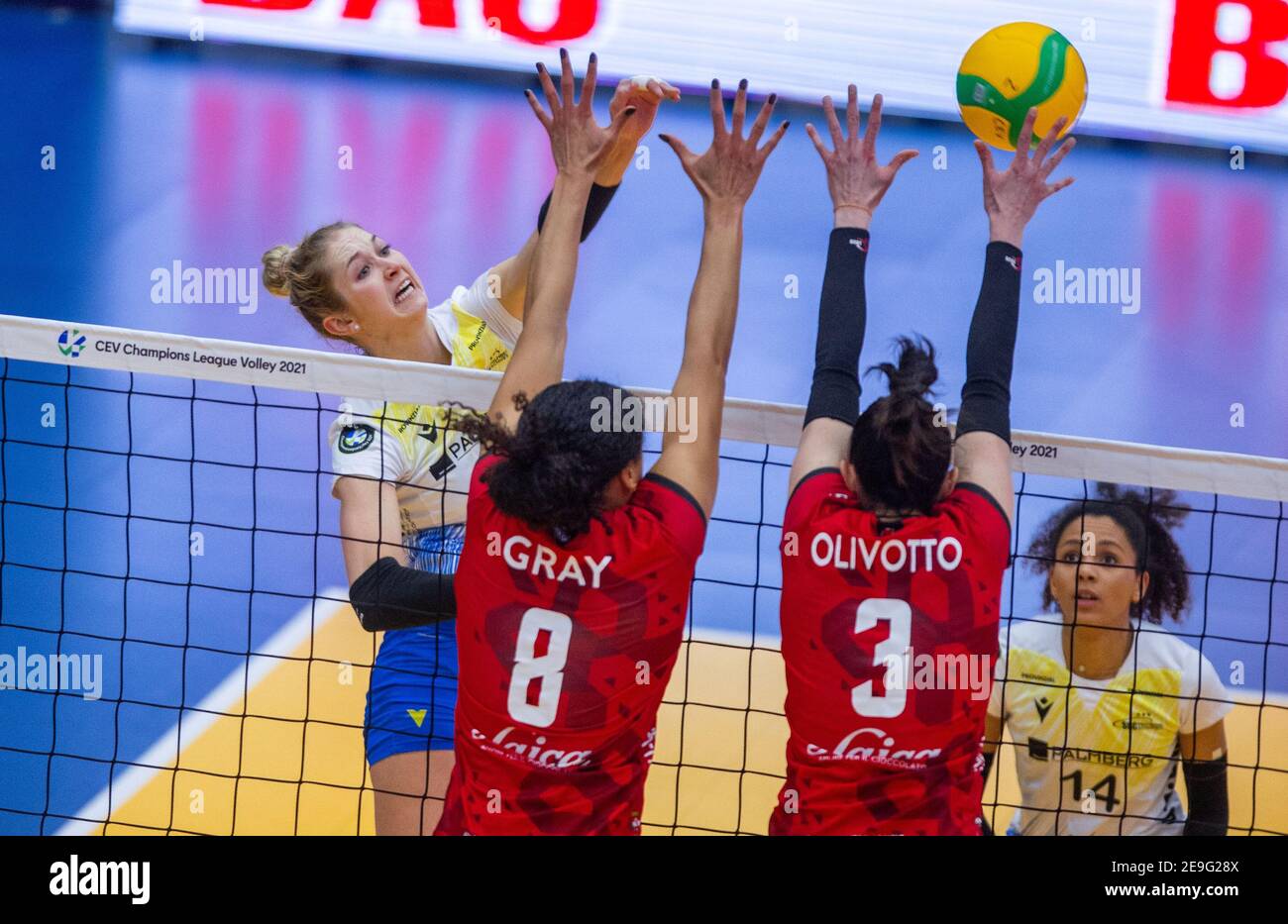 Schwerin, Germany. 04th Feb, 2021. Volleyball, Women: Champions League,  Yamamay Busto Arsizio - SSC Palmberg Schwerin, 4th Round, Group A, Matchday  4: Hayley Spelman (l-r) of SSC Palmberg Schwerin gets the better