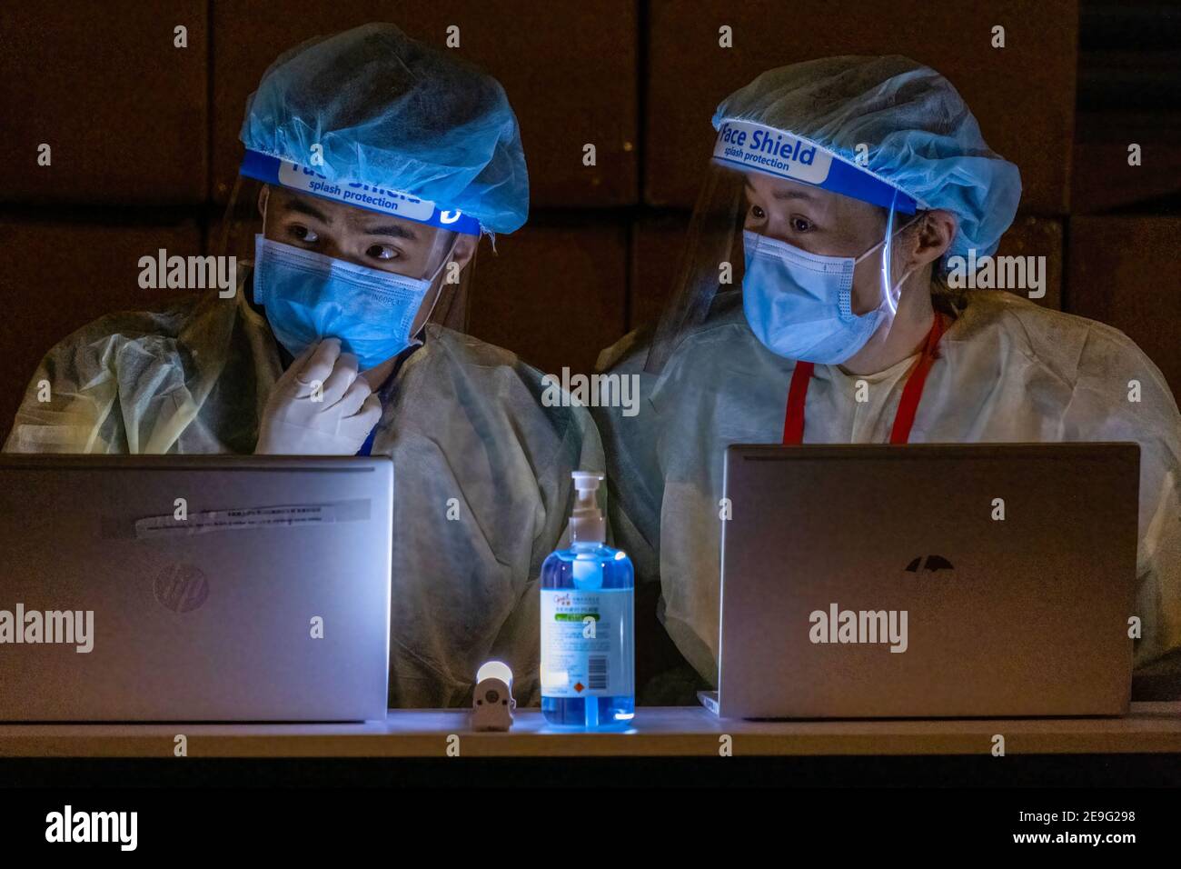 китайские ученые лаборатория. ученые китая. фото китайские исследователи. китайские ученые. суд в китае.