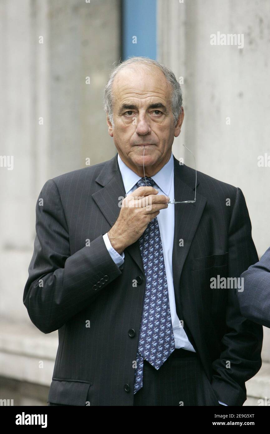French Europe 1 radio station director Jean-Pierre Elkabbach waiting for  President Jacques Chirac in Paris, France, on September 18, 2006. Photo by  Mousse/ABACAPRESS.COM Stock Photo - Alamy