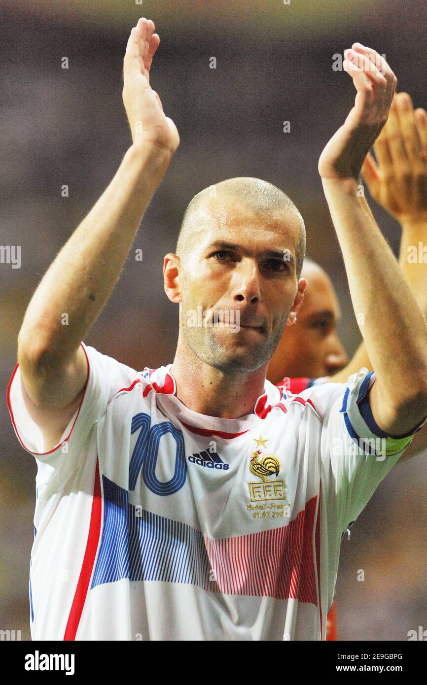 France' Zinedine Zidane applauds after winning against