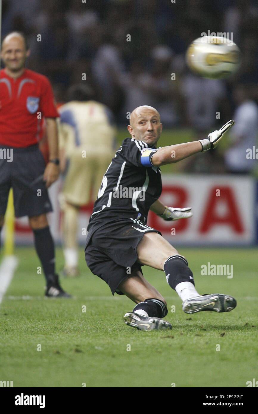 Sport football ruud van nistelrooy fabien barthez hi-res stock photography  and images - Alamy