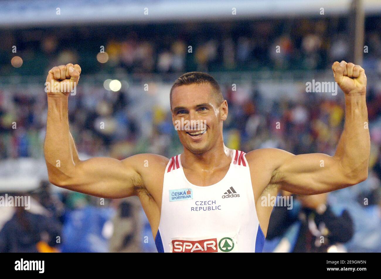 Czech Republic Roman Sebrle celebrates his gold medal decathlon during the  European Track and Field Championships, in Goteborg, Sweden, on August 11,  2006. Photo by Guibbaud-Kempinaire/Cameleon/ABACAPRESS.COM Stock Photo -  Alamy