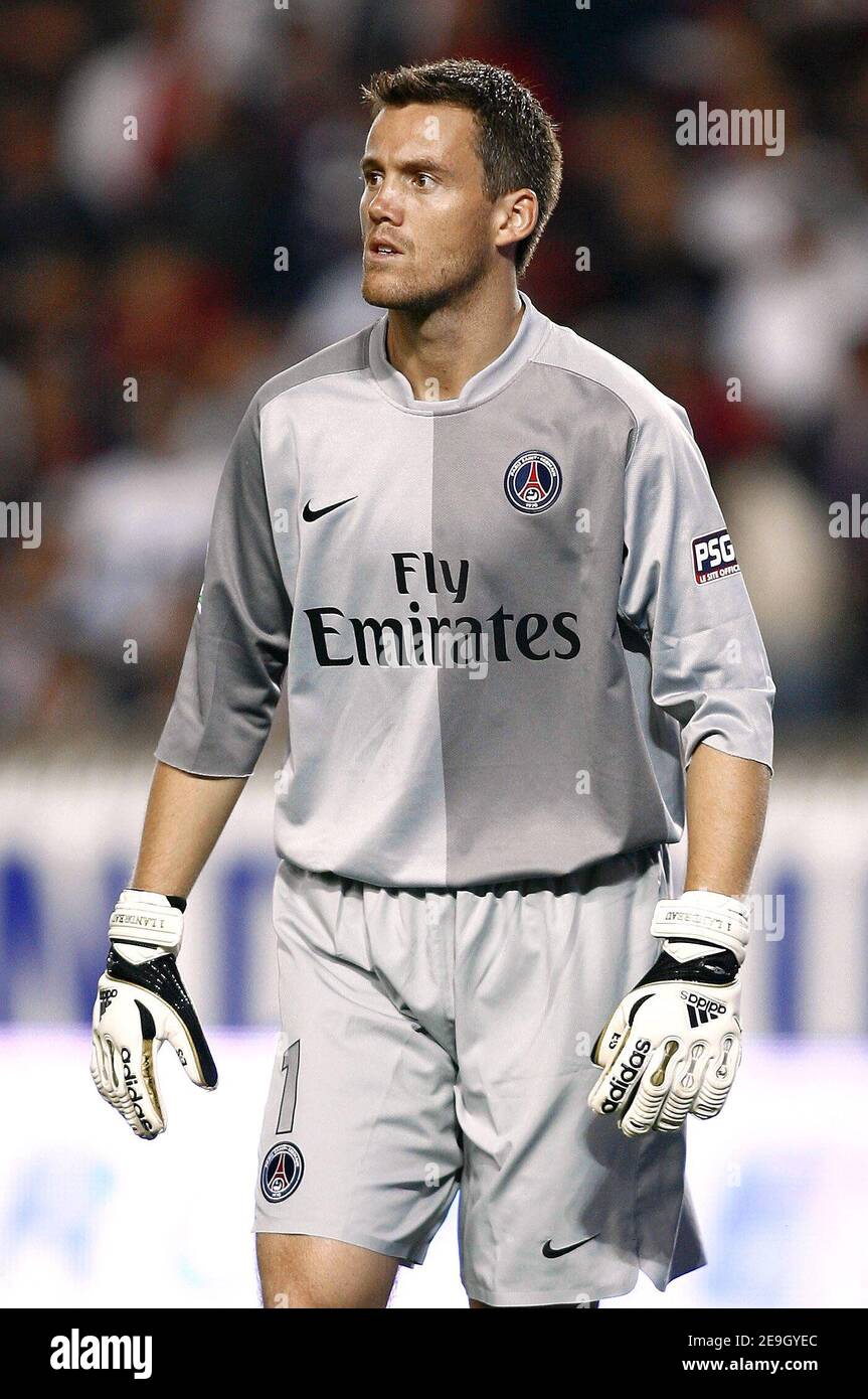 PSG's Mickael Landreau during the French first league football match,  Paris-Saint-Germain vs Lille at the Parc des Princes Stadium in Paris,  France on August 19, 2006. PSG won 1-0. Photo by Christian